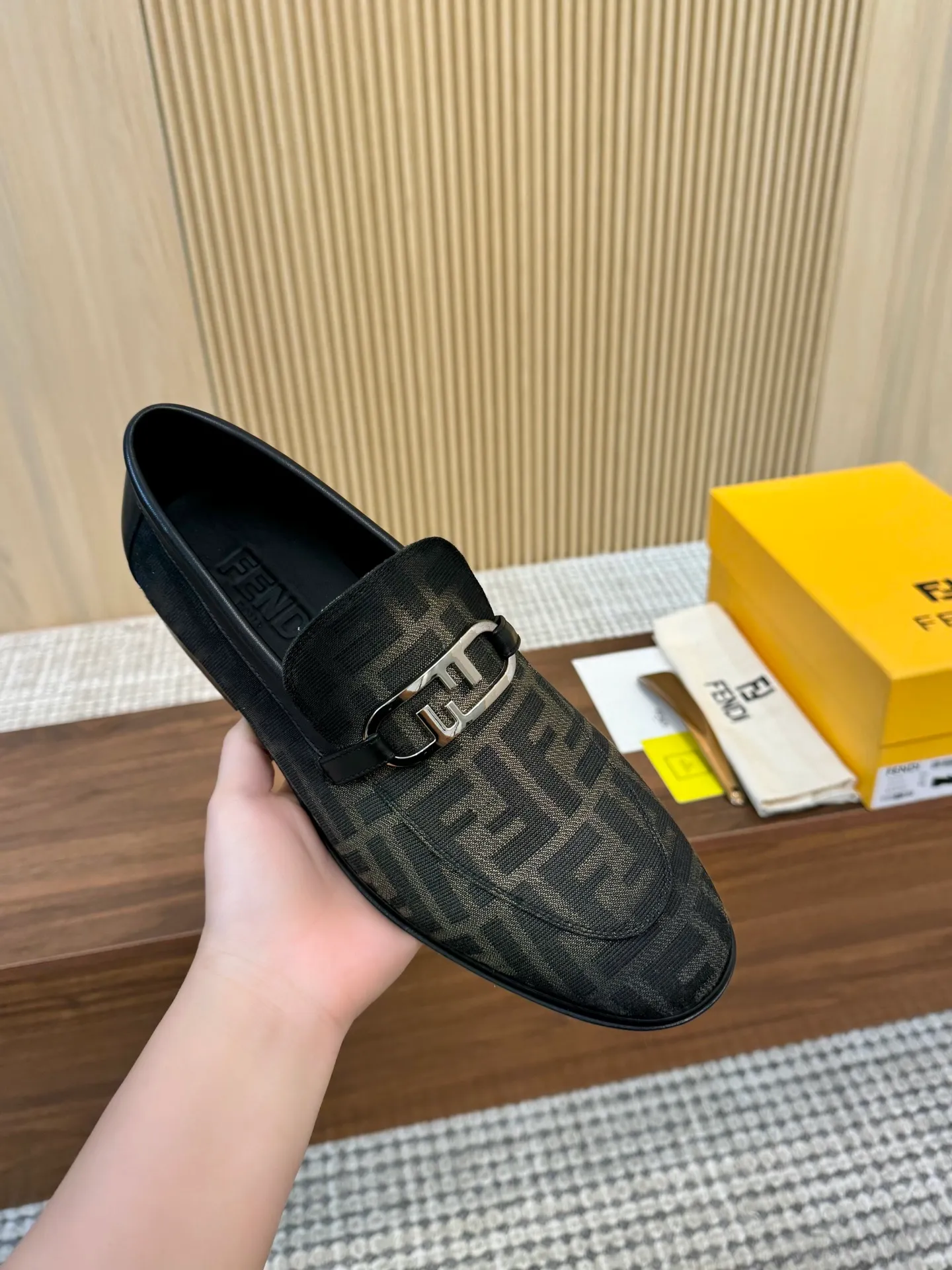 [FENDI] Top P: 980💰 ▪️Size: Men's 39-44. (Customized at 38.45.46) Fendi men's business casual leather shoes Imported brand cloth/calfskin/open edge beads/brand logo printing -Inside: Comfortable cowhide lining -Outsole: Genuine leather outsole with rubber backing embedded in the heel, perfect injection molding -Ultra-high quality control·Fine workmanship: highlighted (high-end·luxury·grade)
